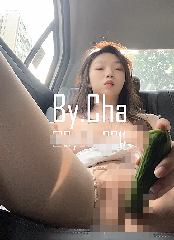 粉嫩小逼被大屌无套插入，进进出出好带感