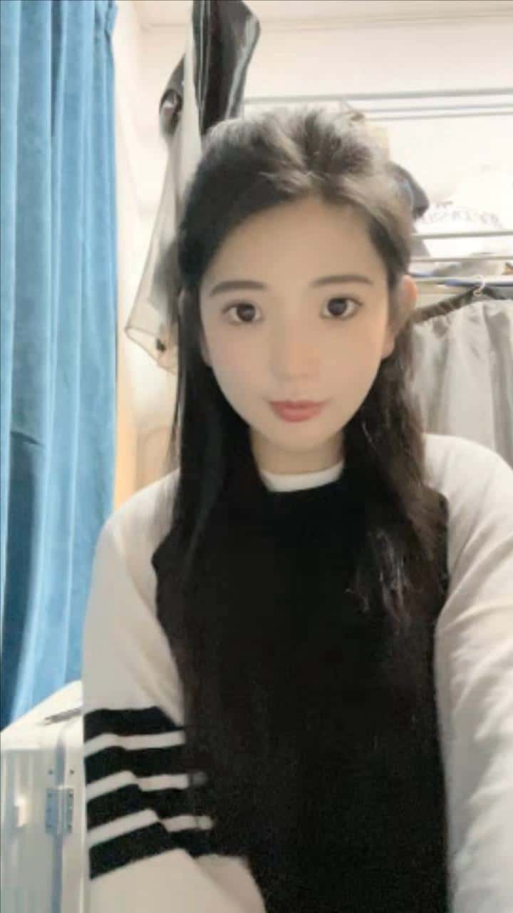 大二学生妹！美女宿舍玩诱惑！超棒身材大奶肥穴，难得一见一线天馒头B，怼在镜头前，堪称极品1v3.39GB