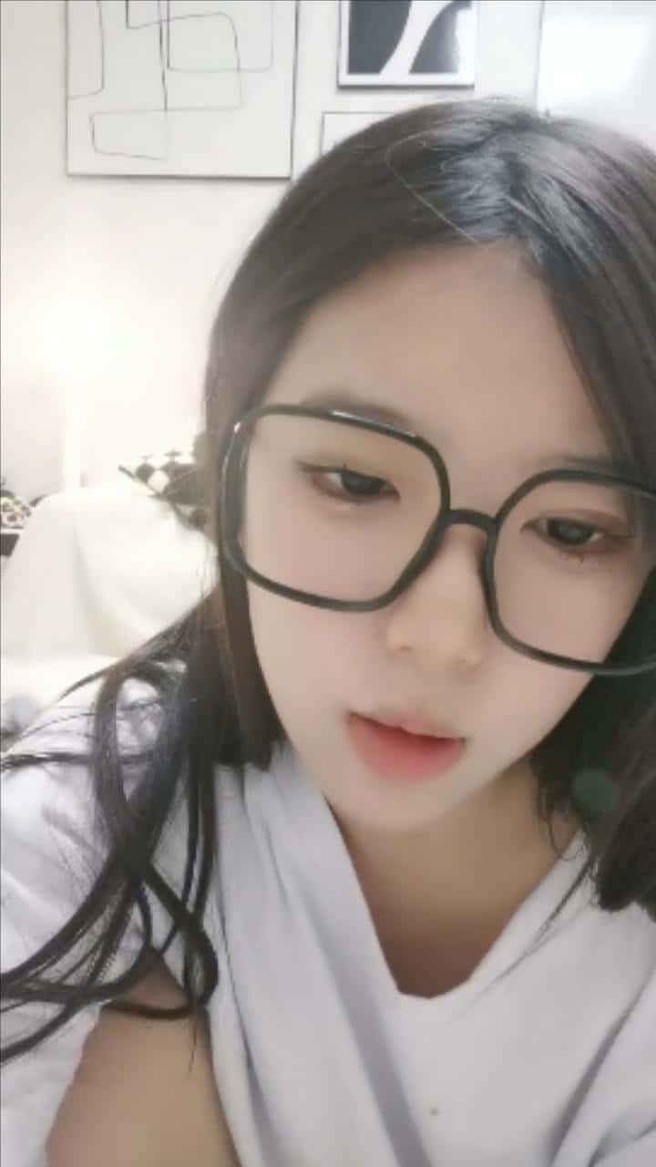 极品尤物学生妹，黑框眼镜非常清纯，肉感身材，顶级大肥臀1v480mb