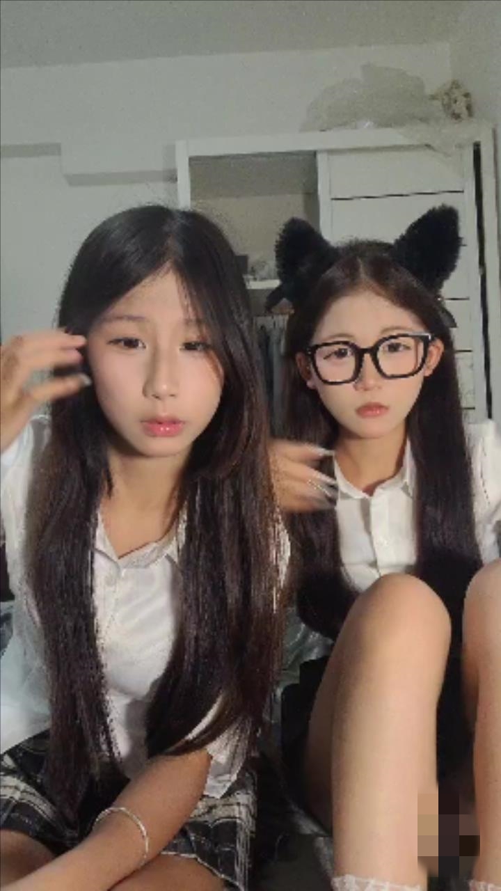 清纯眼镜美少女，姐妹花一起，一脸呆萌卡哇伊，JK装短裙，没穿内裤看嫩穴，翘起美臀，翘起双腿掰穴特写1V1.38GB