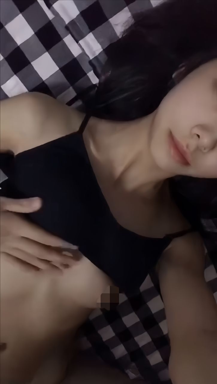 真实反差大学生！土豪重金定制，艺校拜金小妞宿舍姐妹不在时露脸淫荡自拍，揉奶揉穴吐舌模仿被干高潮脸1v1.23GB