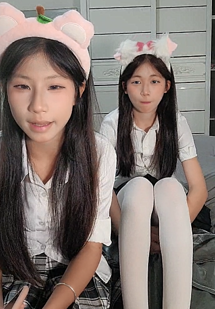 19清纯少女姐妹花【糯米和小虫】JK装卡哇伊，娇小身材嫩穴，脱光光白丝跳舞，一线天馒头嫩穴，翘起屁股跳蛋震动