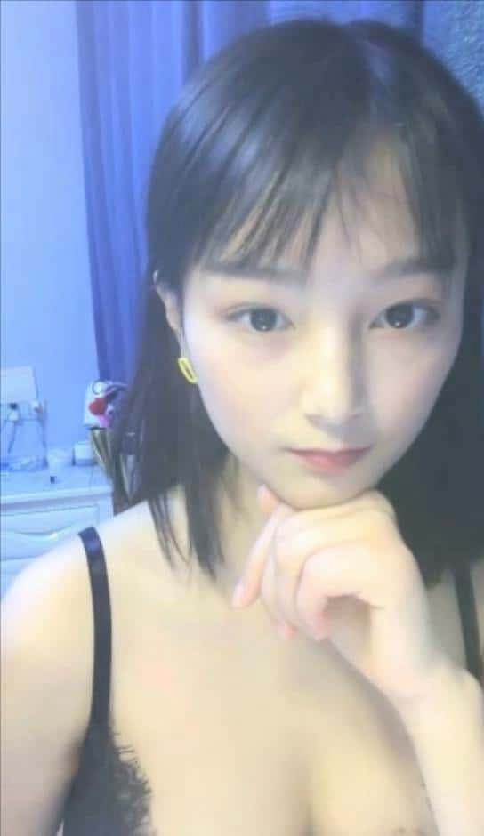 这么纯胸部还这么大的妹子 约吗老板1v768mb
