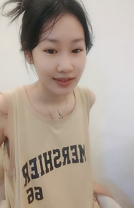 刚洗完澡的姑娘，全程露脸跟小哥激情啪啪，跪着口交大鸡巴深喉，让小哥各种体位爆草抽插，道具玩弄浴室把尿