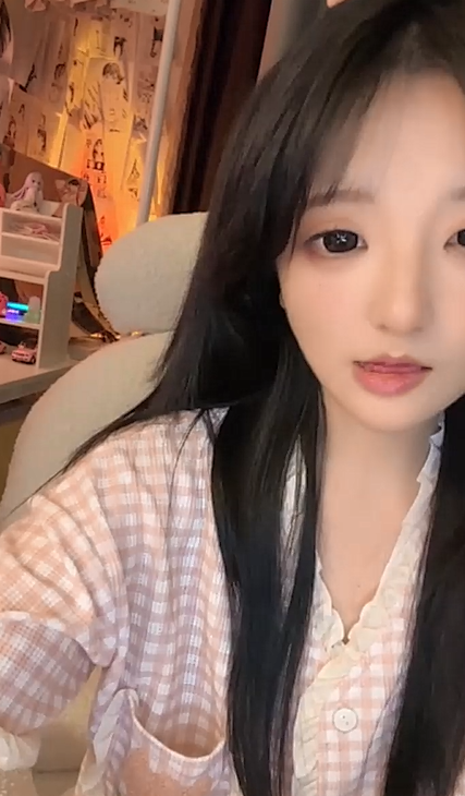 8月绿播女神最新下海！顶级新人女神【陌七七】最美校花秒杀各路网红！高颜值超甜美的萝莉！身材比例还特别好