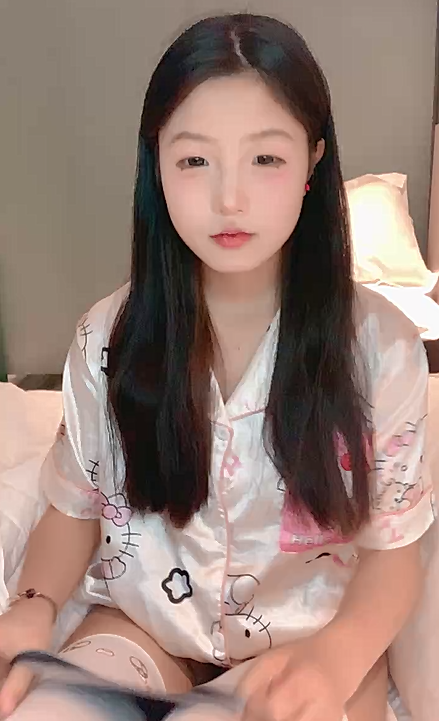 纯欲系天花板，甜美少女酒店约炮，一线天馒头肥穴，白色丝袜，美腿足交大屌，抽插嫩穴骑乘位