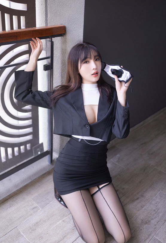 陆萱萱 - 口含假阳乳夹串珠丁字裤 【80P731M】