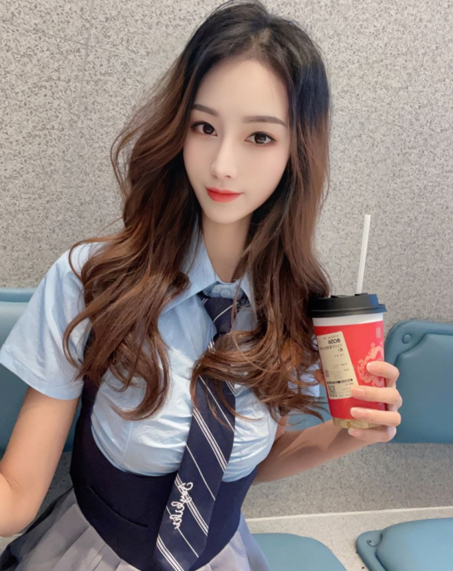 云盘高质露脸泄密！顶级身材女神御姐范【西西】被金主包养各种大玩性爱自拍，水多呻吟声好听