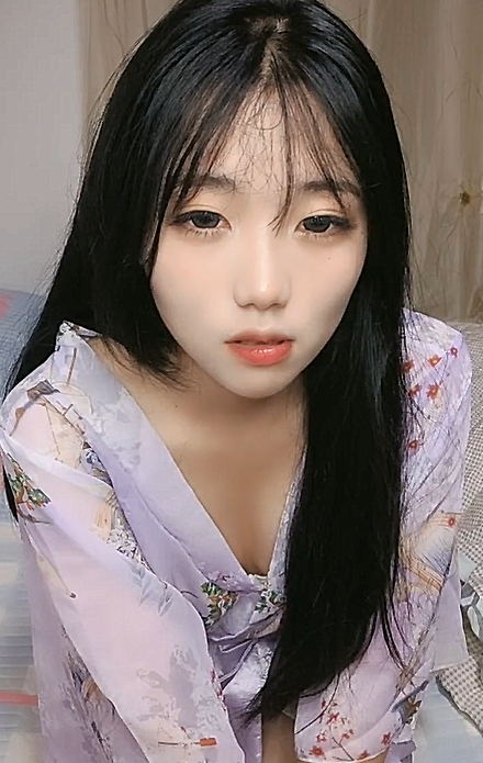 2024年7月，新人，学生妹刚下海，【06年小甜甜】，清纯漂亮小仙女，白花花的裸体骤然出现