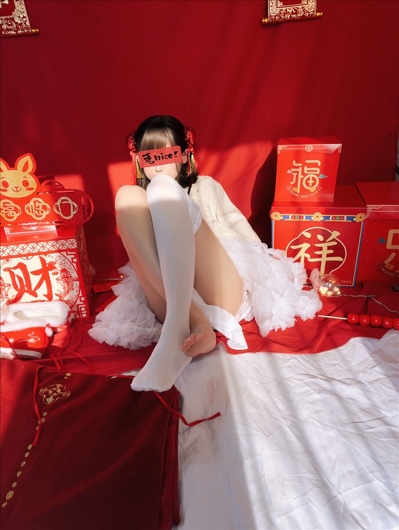 白丝奶糖酱 -  新年女仆  [108P-387.59 MB]百度盘