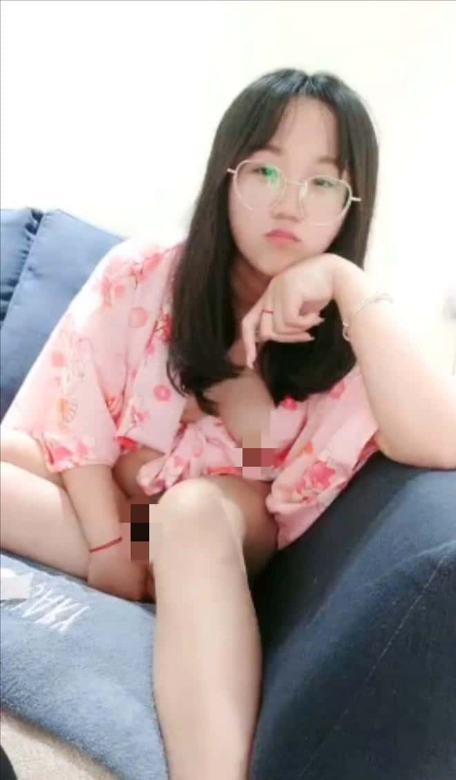 超嫩眼镜学生妹 大黑牛自慰 撅着白雪屁股后入啪啪响 娇喘声超带感1v1.15GB