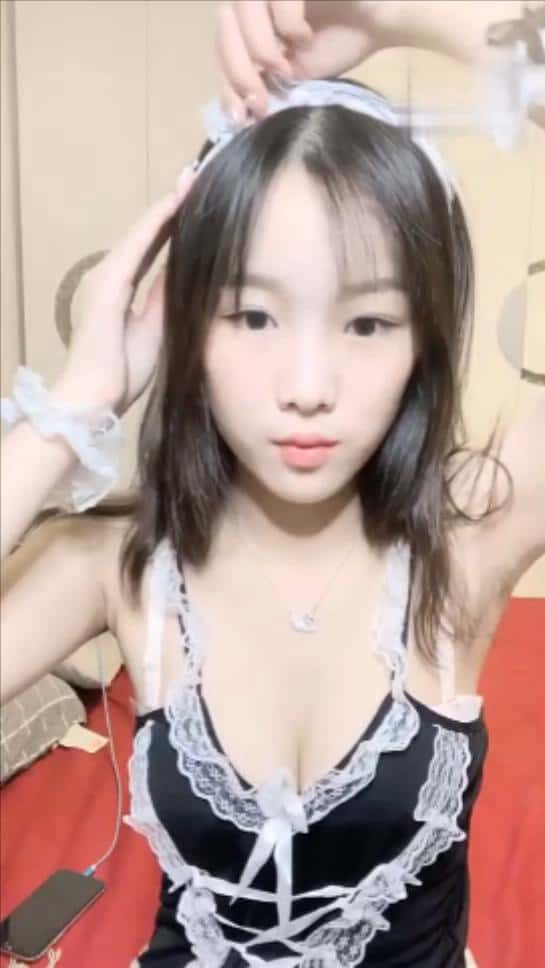 高颜值嫩妹子十七雨季女仆装诱惑 逼逼粉嫩退下内裤翘屁股扭动跳蛋震动嫩逼1v900mb