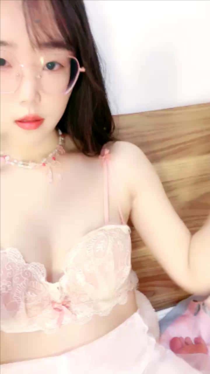 眼镜美少女带漂亮闺蜜下海 双马尾白丝袜，扒开内裤看穴，粉嫩小穴刮毛1v2.36gb