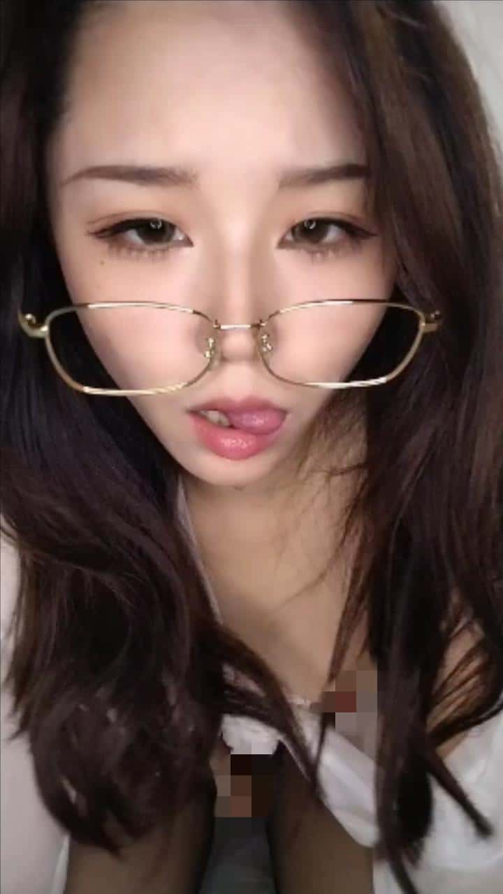 御姐风尤物小少妇，韵味十足，白丝袜大肥臀，按摩器玩穴，戴上眼镜就成小母狗了1v1.46gb