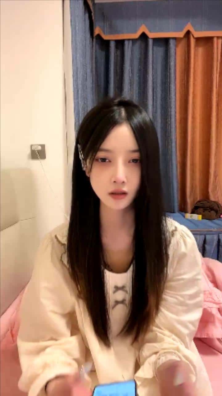 风骚网红美女，独自家里发骚自慰，贫乳大长腿，开裆黑丝，掰穴道具猛捅，翘起屁股摇摆，很是淫骚1v1.68gb