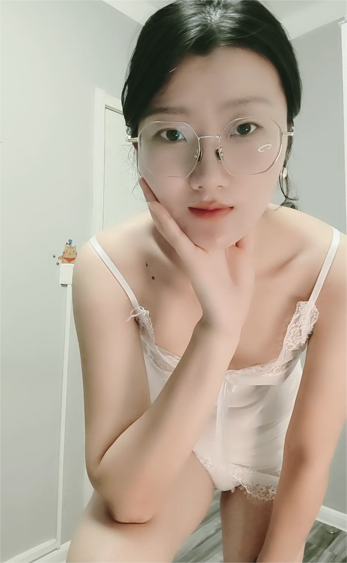 很有气质的小少妇，深夜发骚性感的睡衣，跟狼友撩骚互动听指挥揉奶玩逼展示，撅着屁股掰开求干，淫声荡语 1.78G