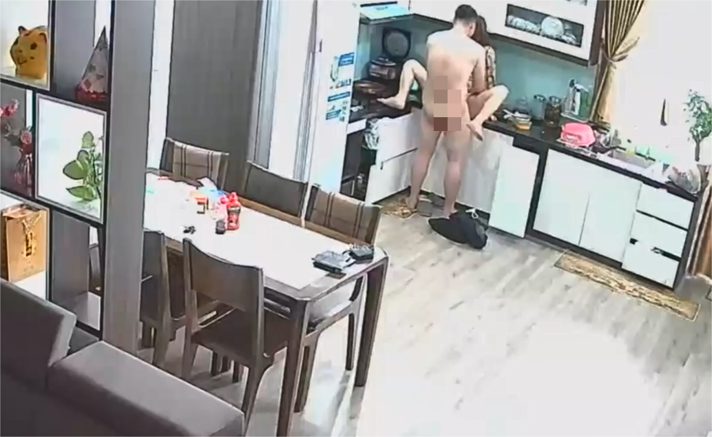 《居家摄像头破解》正在做饭的漂亮老婆被老公直接扒光❤️从厨房干到客厅 867M