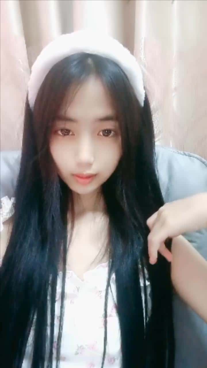 新人，大学生下海了，【呼呼滴吖】，颜值超高，清纯的邻家妹子，少女气息扑面而来！【6V/3.3GB】