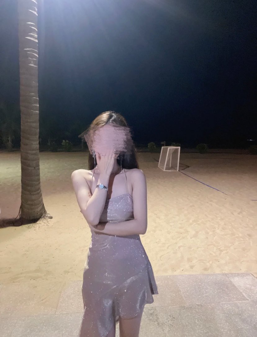 NTR绿帽淫妻大神帝都小夫妻穿着老公给新买的黑丝小情趣约见网友[15P10V-1.36GB]
