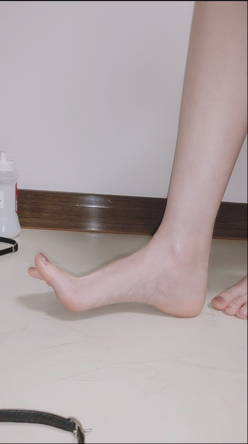【足控-新】晴子-黑色绑带高跟凉鞋玩假jy【1V】【946MB百度云】