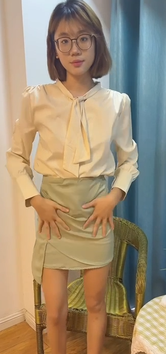 极品眼镜反差婊-蓝姐姐-定制自慰合集 2（3V,196M）