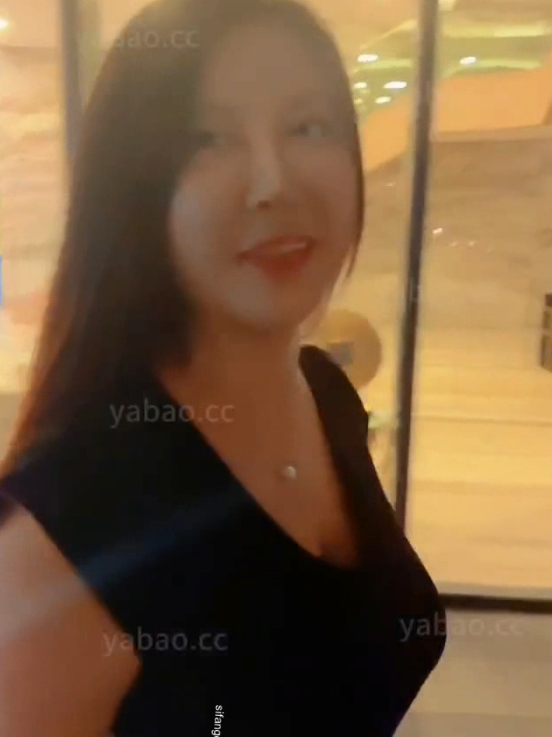 超骚巨乳嫩模女神-李雅-新 寂寞难耐搭讪18岁小伙（1V,825M）