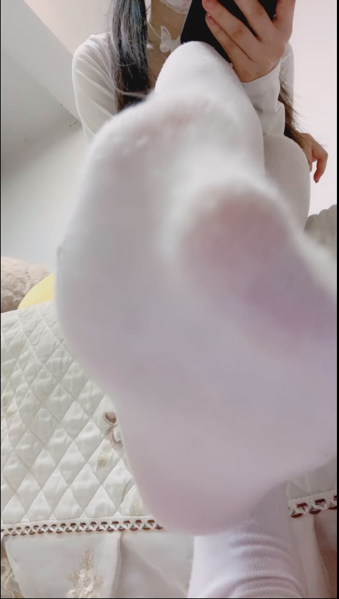 套路直播子衿大大-双马尾过膝袜白丝脚底超近视角【1V】【312MB百度云】