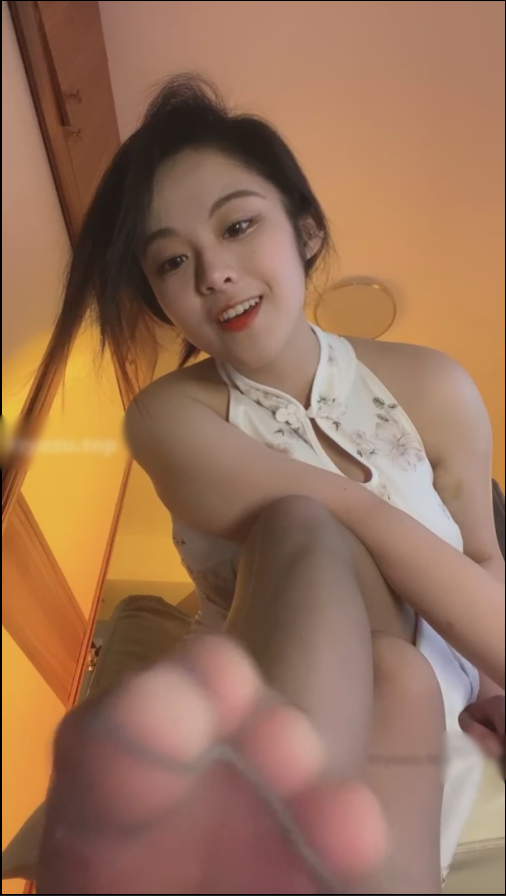套路直播不知名美女-榨2次，旗袍Rs果裸足灰丝【1V】【368MB百度云】