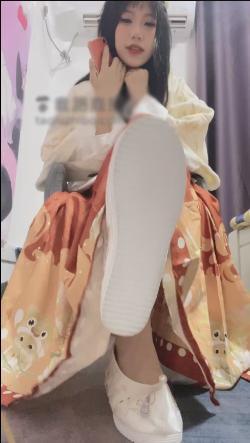 套路直播茜茜-汉服绣花鞋棉袜裸足羞辱【1V】【329MB百度云】