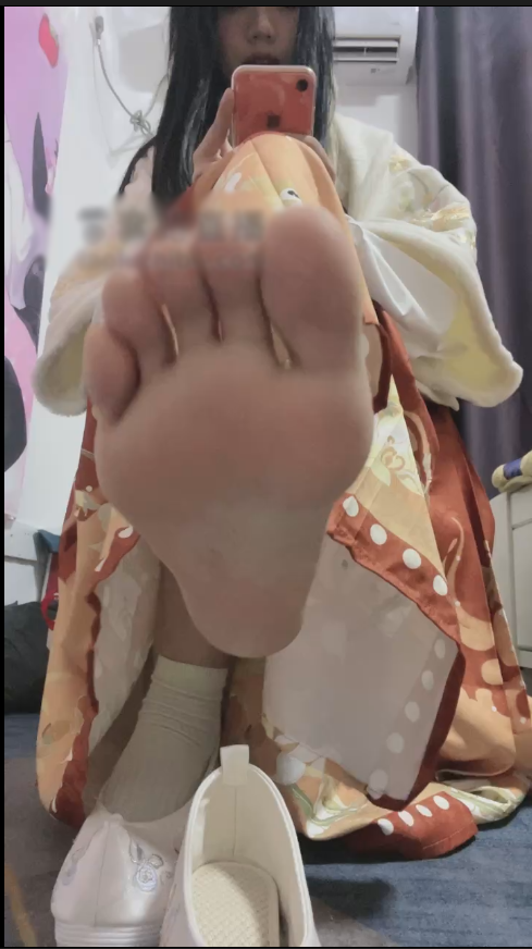套路直播茜茜-汉服绣花鞋棉袜裸足羞辱【1V】【329MB百度云】
