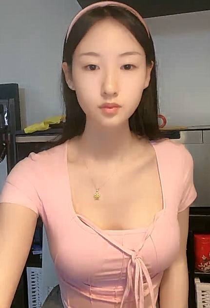 超耐看的东北气质大学女神！168CM身材比例超好，高挑身材
