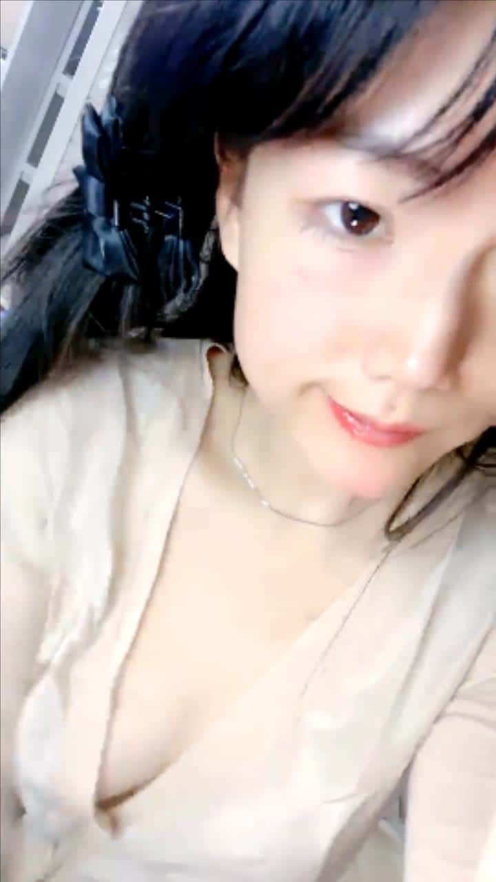 【相信我可以见面】美女越来越漂亮了，馒头逼紫薇喷水【2.01G/11V】