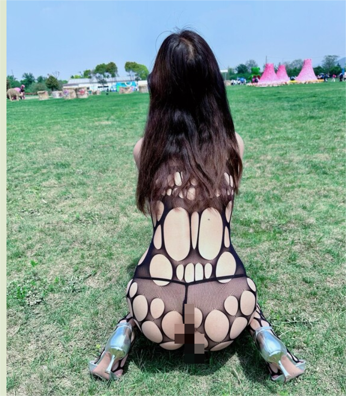 推特大神福利，【东北夫妻在无锡】，露脸，很骚胆子很大，户外露出，约单男，骚逼一天也离不了男人了！ 437M