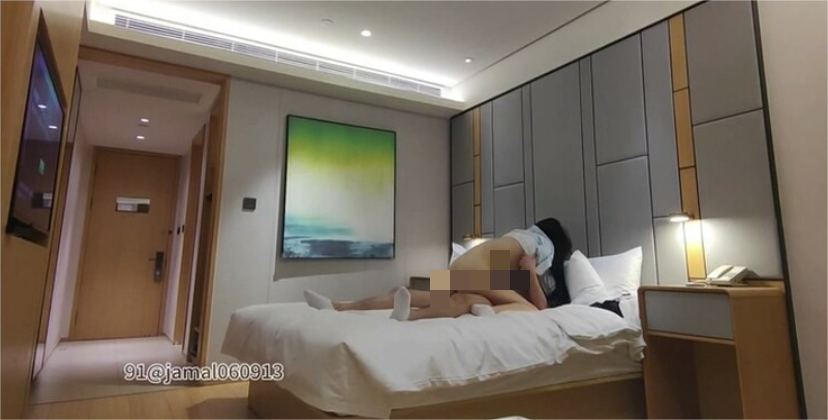 2024年，约炮大师重磅回归，【强推哥】，新婚不久的闷骚出轨女，酒店直接推倒，脱下裤子就来一炮！ 700M