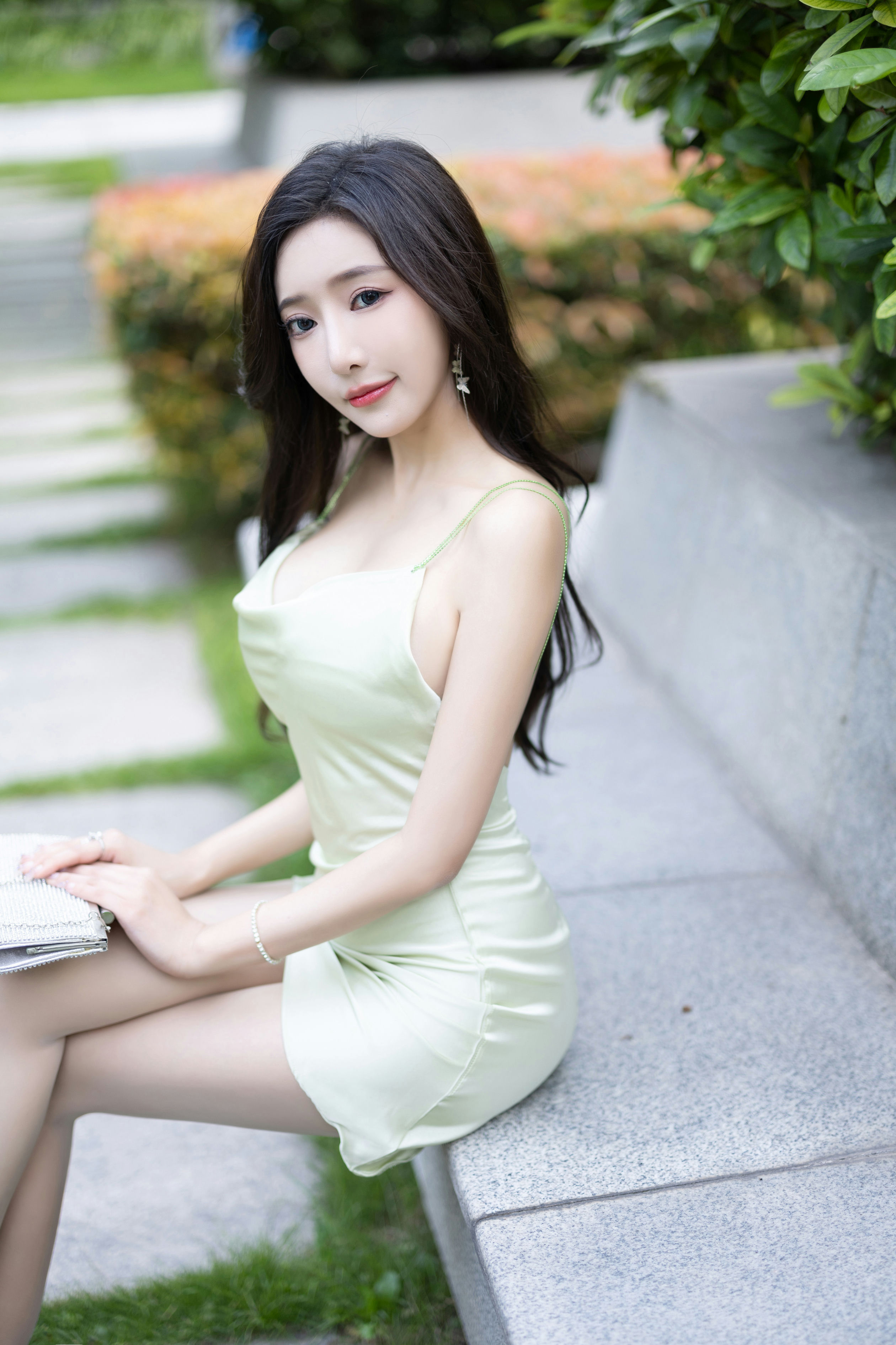 王馨瑶 - 绿色丝绸拼红色睡裙[105P-404MB]