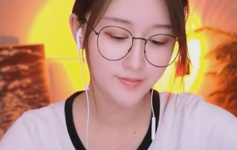 李允儿_调皮女朋友帮喝醉的男友洗头发 1V308M百度盘