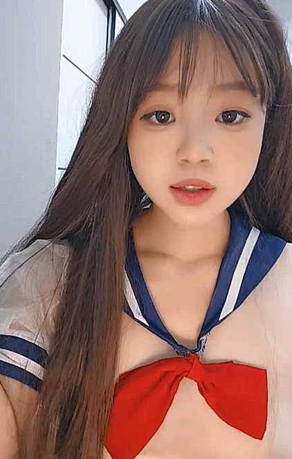婴儿肥制服学妹的精彩大秀直播诱惑狼友，全程露脸无毛白虎逼，听狼友指挥道具蹂躏骚穴，高潮不断冒白浆刺激