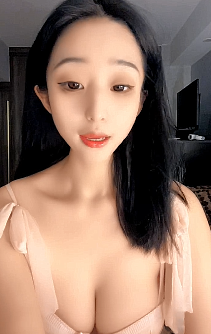 航空非非高颜值极品女模的诱惑，全程露脸完美好身材，跟狼友撩骚互动叫爸爸，揉奶玩逼道具抽插，骚穴特写