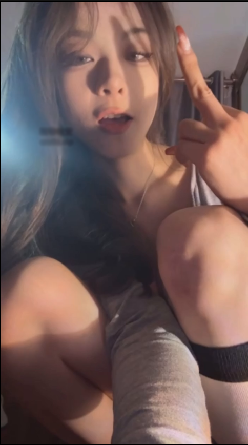 玩物直播不知名美女-🚥乳沟臀部视角诱惑【1V】【308MB百度云】