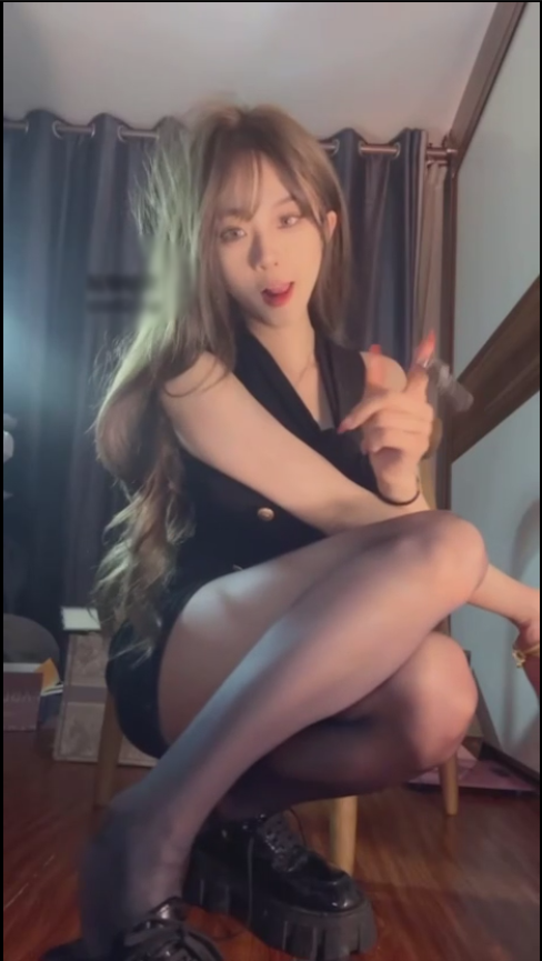 玩物直播不知名美女-超级汉脚臭黑丝榨🚥【1V】【300MB百度云】