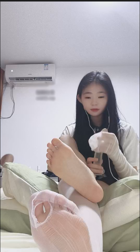 玩物直播汀兰大人-体操服超薄白丝裸足假鸡鸡模拟足交【1V】【497MB百度云】
