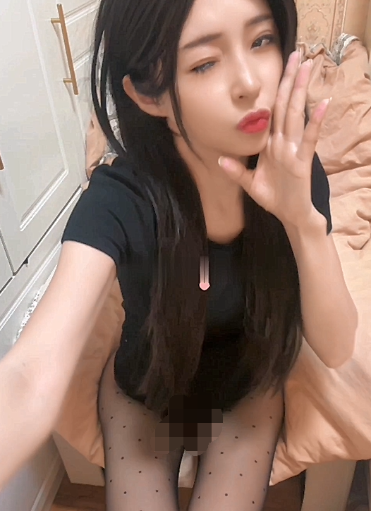 极品高颜值嫩妹 甜甜的小丝- 私人定制高价露脸自摸掰穴，上乘颜值，极品鲍鱼和小菊花都超粉嫩