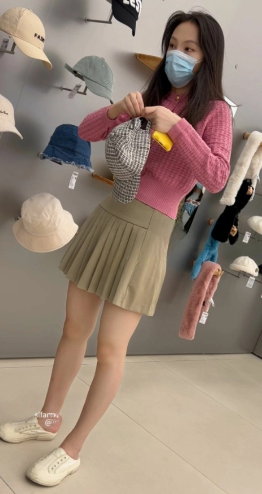 ⭐【KFC】极品美女买衣服。粉色蕾丝透明内。陪她逛街到天黑 3.77G