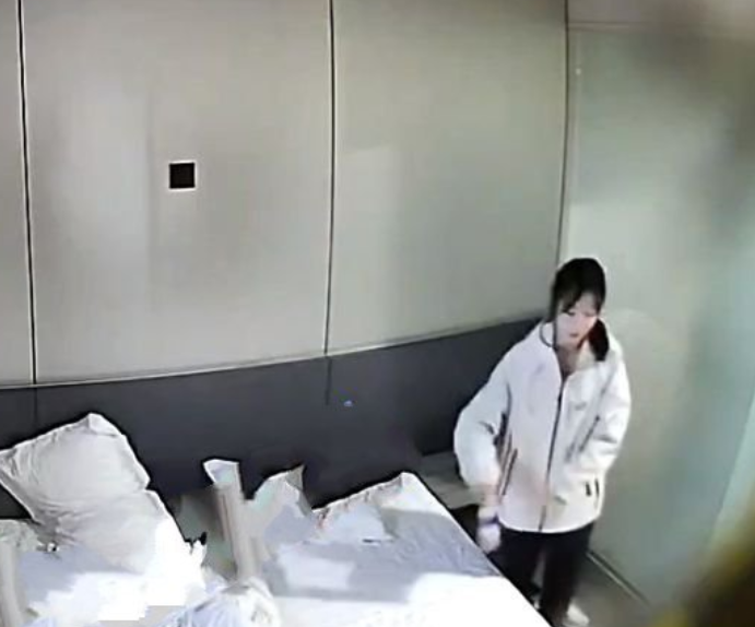 10-9新流出酒店黄金猫眼摄像头偷拍❤️小哥和性感情趣骚女友一边拍打屁股一边做爱 568M