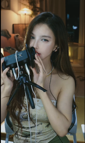 大艺术嘉 混血妆涂口红啄木鸟 1V325M百度盘