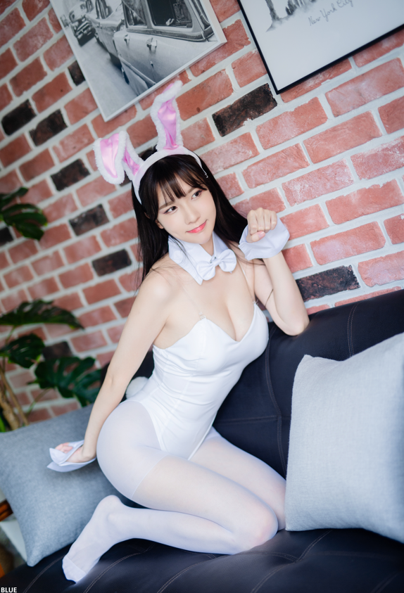 Ahrin - White & Black Bunny 【141P891M】
