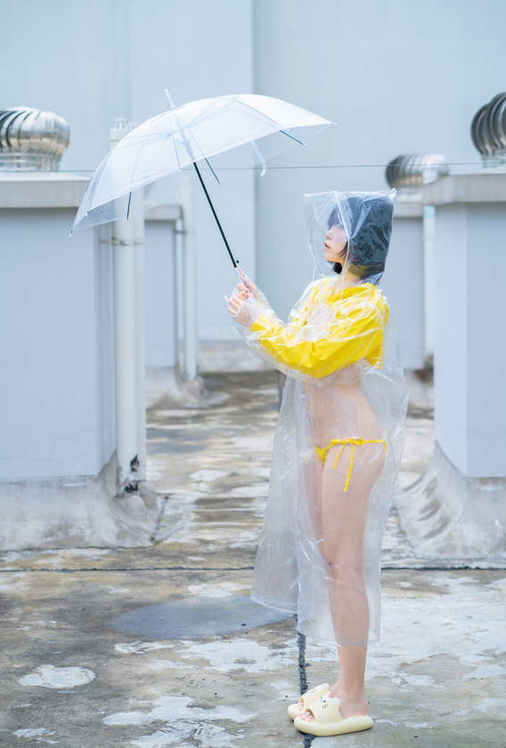 一只小栗奈 - 天台雨衣 【169P1V978M】