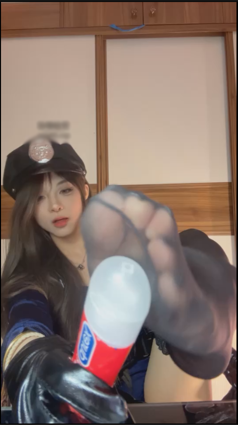 玩物直播不知名美女-女警拷问手套寸止【1V】【359MB百度云】