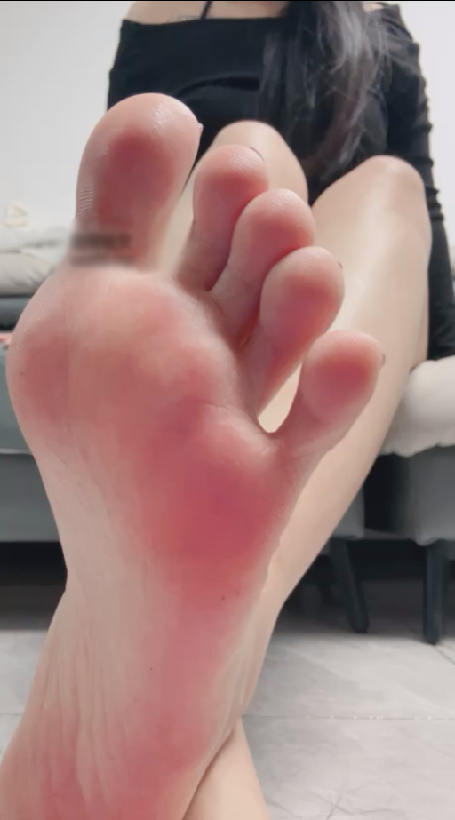 玩物直播酥酥-高清巨人视角媚脚羞辱【1V】【323MB百度云】