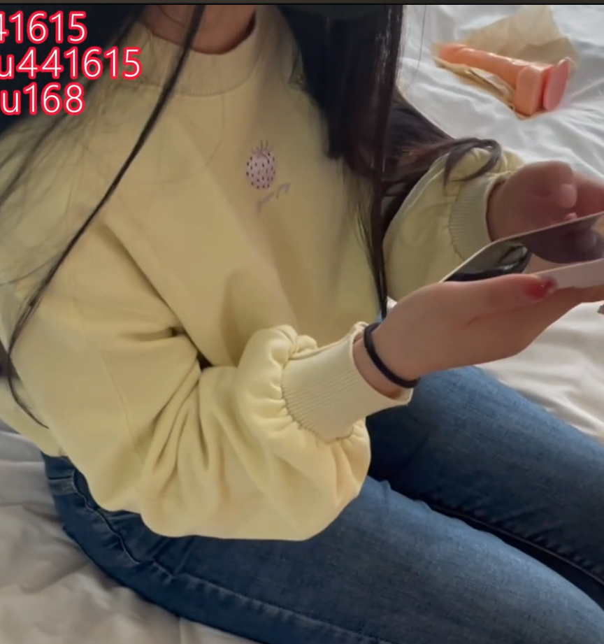 极品骚御姐-皮卡丘-黄色卫衣牛仔裤（1V,182M）